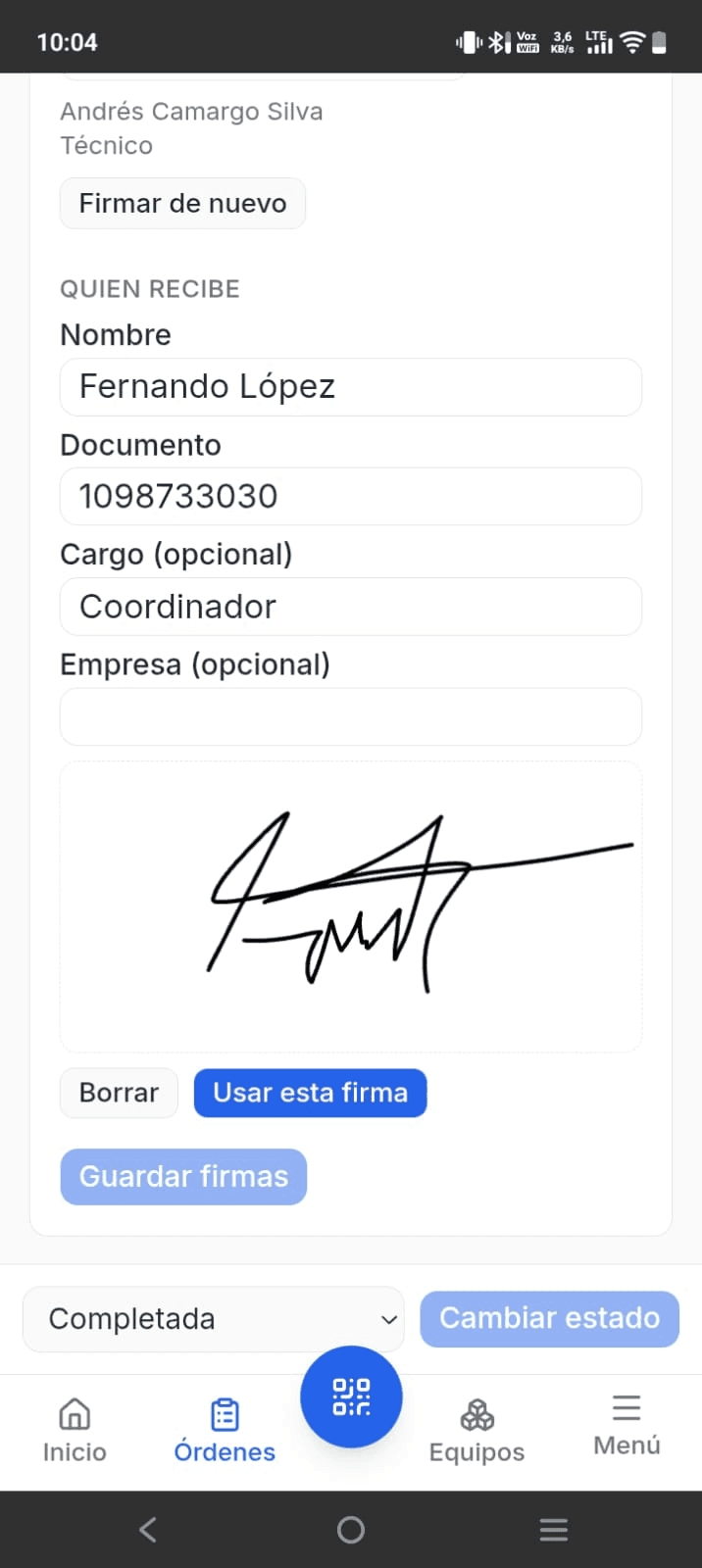 Formulario en el celular con nombre, documento y cargo de quien recibe el trabajo y su firma dibujada en la pantalla.
